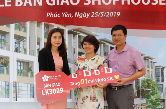 Grand City Phuc Yen customers excited at TMS’s handover.