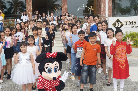 TMS Hotel Da Nang BeachがDa Nang(ダナン)で「ベトナムの子供の声」共にを行動すること。