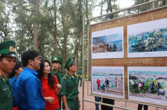 Tuổi trẻ Bình Thuận đồng loạt ra quân hưởng ứng chiến dịch làm sạch biển