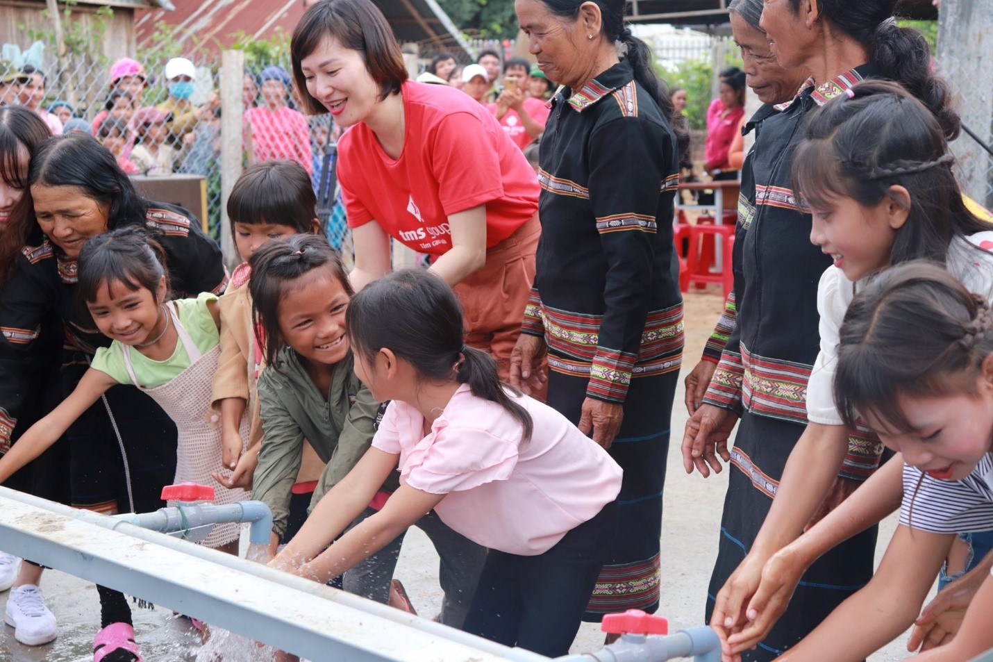 Mang Yang村民欢迎清洁用水到村里